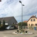 Vhm Eclairage - Ungersheim - Ensemble mât contemporain Féroé, crosse Sargas, 2 bras, 2 feux, luminaire Bhoot grand modèle