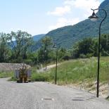 Vhm Eclairage - Belmont-Luthezieu - Ensemble mât contemporain Féroé, crosse Léo, luminaire contemporain Tornade